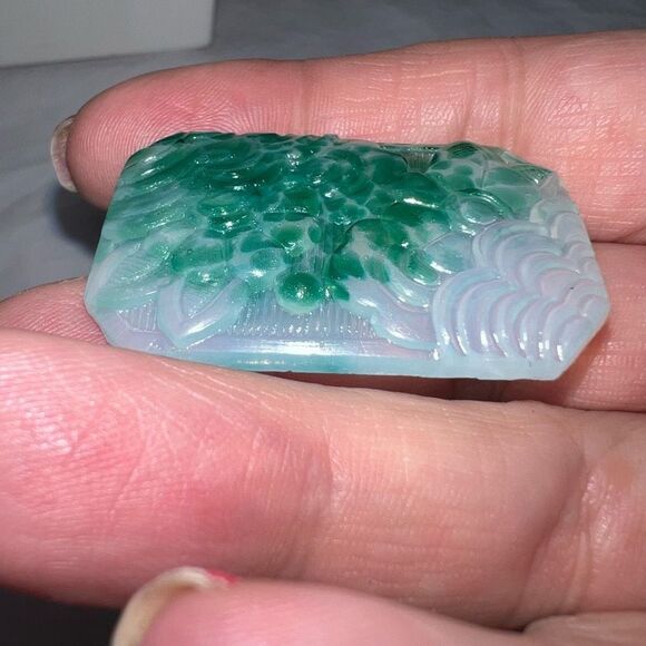 Vintage Art Deco Styling Carved Jadeite Brooch - Picture 5 of 8